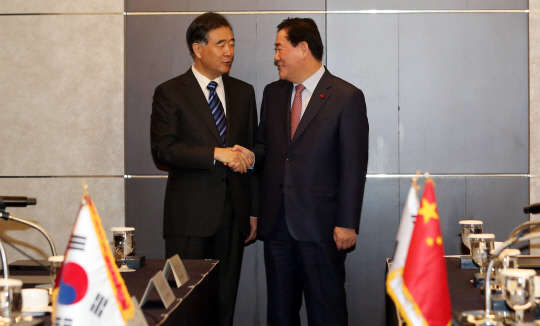 최경환 경제부총리(오른쪽)와 중국의 왕양 국무원 부총리가 23일 서울 소공동 롯데호텔에서 만나 면담에 앞서 인사하고 있다.